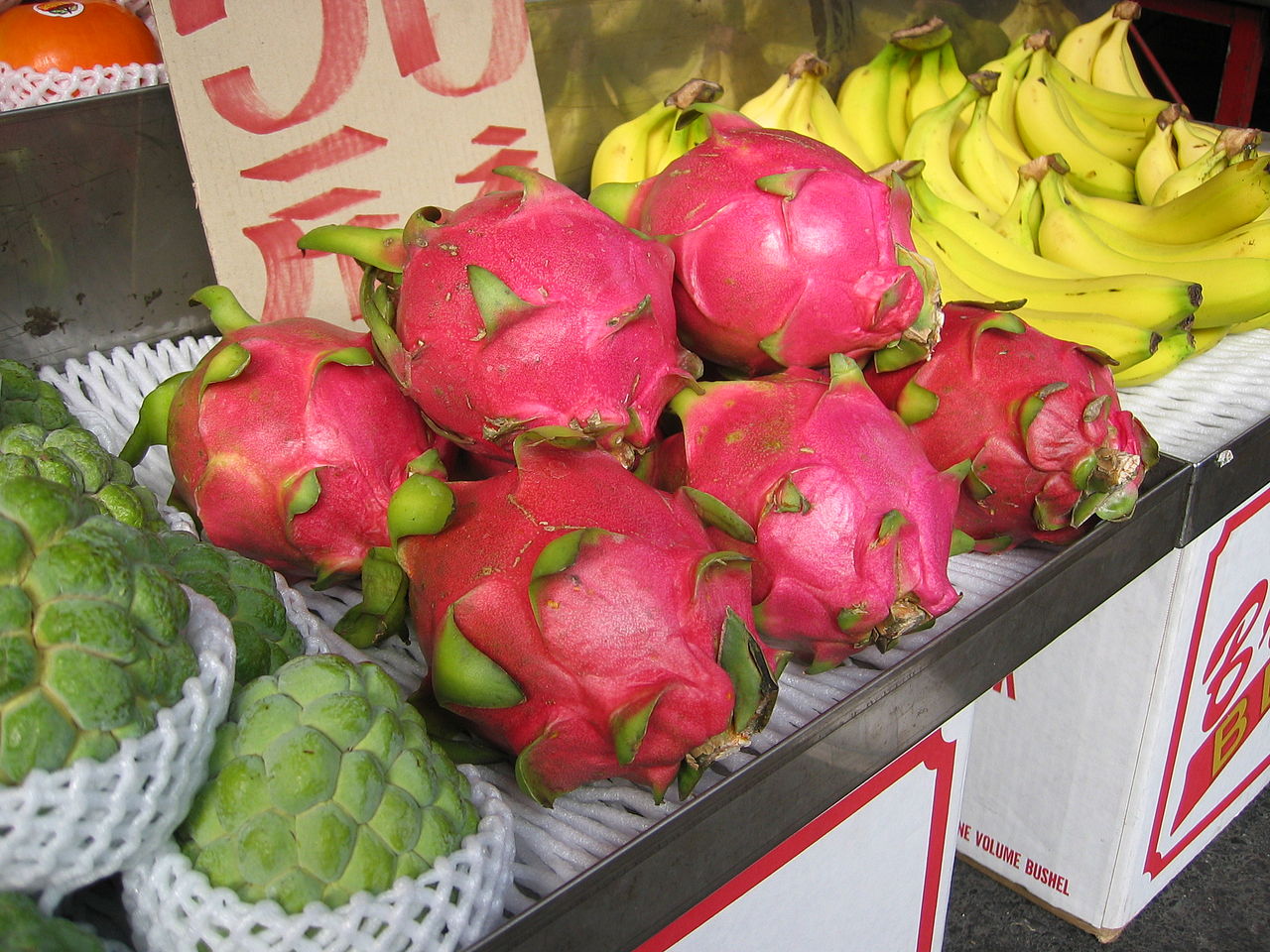 Dragonfruit_Chiayi_market.jpg